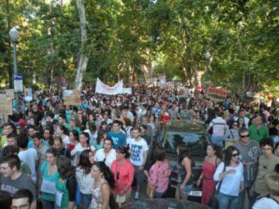 Multitudinaria manifestación de profesores y estudiante en Sevilla