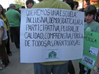 Multitudinaria manifestación de profesores y estudiante en Sevilla