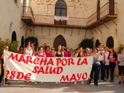 Marcha por la salud en mayo, manifestación con pancarta en español.