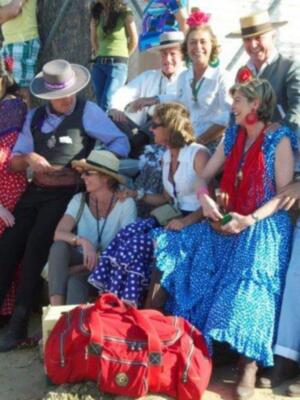 Simoneta Gómez Acebo, descalza haciendo el camino del rocío por las arenas