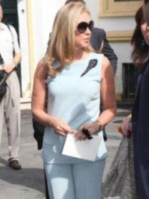 Felipe González reúne a las tres mujeres de su vida en Sevilla, su pareja Mar, su hija María y su nieta Elena