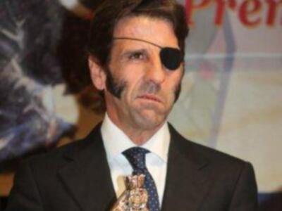 Padilla triunfa y pone banderillas con parche de diseño en un ojo