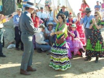 Simoneta Gómez Acebo, descalza haciendo el camino del rocío por las arenas