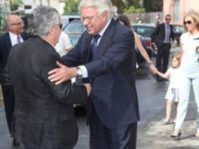 Felipe González reúne a las tres mujeres de su vida en Sevilla, su pareja Mar, su hija María y su nieta Elena