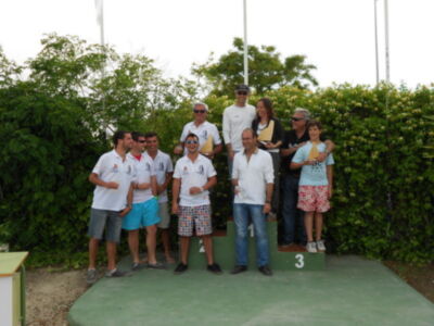 Equipo de golf celebrando su victoria en el torneo de golf.
