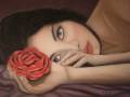 Una pintura que muestra a una mujer con cabello oscuro y ojos azules, sosteniendo una rosa roja en su mano izquierda. La imagen tiene un estilo artístico y la firma del artista está en la esquina inferior derecha.