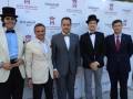 Un grupo de hombres posa frente a un fondo con logos de Starwood y Alfonso XIII Hotel, todos están vestidos formalmente.
