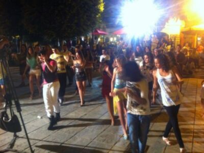Gente bailando al aire libre en una noche de verano.