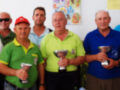Ganadores del torneo de golf, posando con sus trofeos.