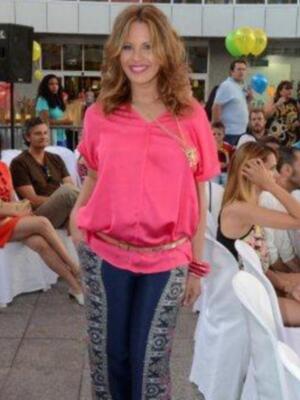 Jessica Bueno jurado de un certamen de modelos el mismo día que Isabel Pantoja se sentaba en el banquillo