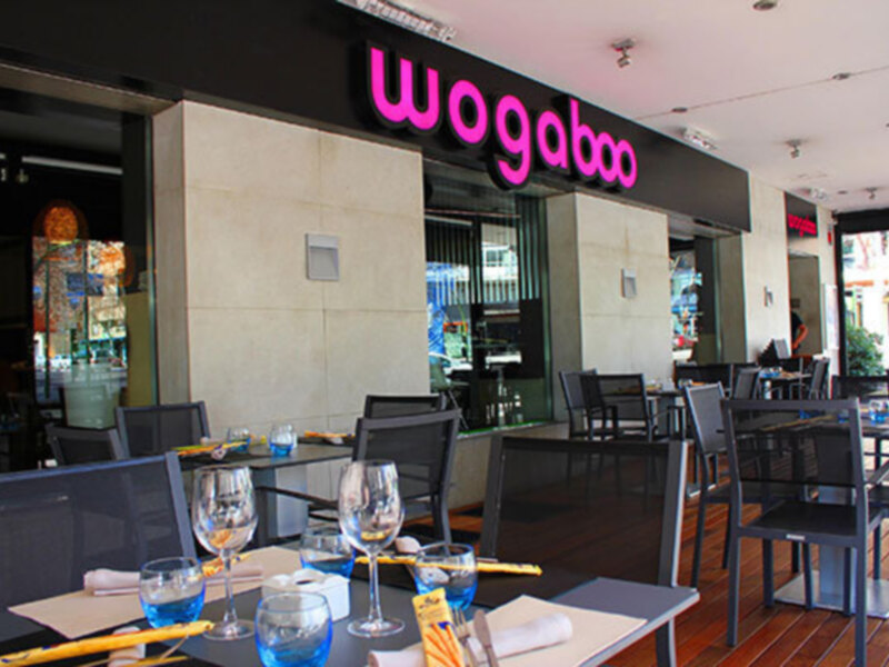 Wogaboo, un lugar acogedor con mesas y sillas vacías esperando a los comensales.