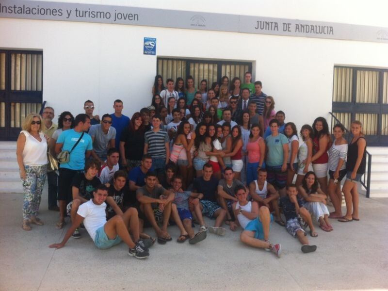 Grupo de jóvenes en una instalación de turismo joven en Andalucía, España.