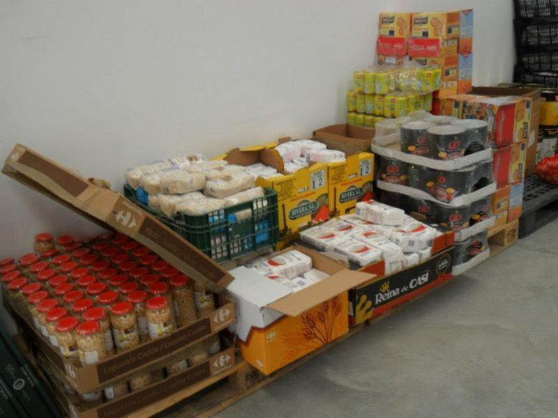 Un almacén con cajas de alimentos y productos en un estante.