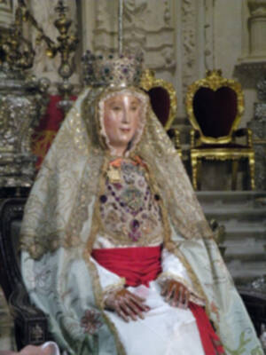 La Virgen de los Reyes patrona de la Archidiócesis de Sevilla, ha regresado a la capilla Real.