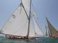 Barcos de vela clásicos navegando en el mar.