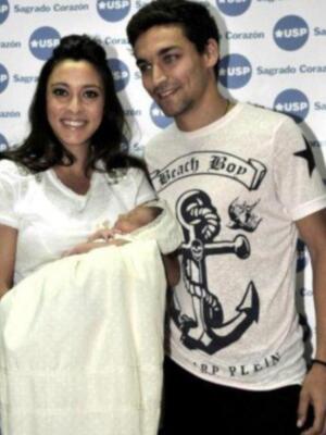 El mundialista Jesús Navas, presenta a su primer hijo