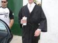 Adrien Brody en una foto de 2009, llevando un traje tradicional japonés y sosteniendo una taza de café.