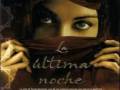 "La última noche", de Francisco Gallardo, es una novela que combina elementos históricos y misteriosos. La historia se desarrolla en una ciudad antigua, con un protagonista que busca resolver misteriosos sucesos. La narrativa es densa y envolvente, con un estilo que captura la atmósfera de una ciudad antigua y misteriosa.