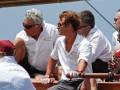 Gente en un barco, todos con gafas de sol y camisetas blancas.