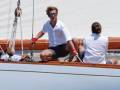 Tripulantes trabajando en un velero durante una regata.