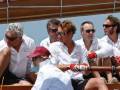 Equipo de remo en una barca, trabajando juntos en un día soleado.