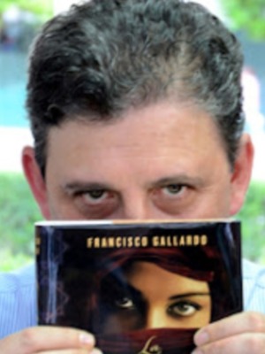 Librería central respalda a Francisco Gallardo en la presentación de su nueva novela "La Última Noche"