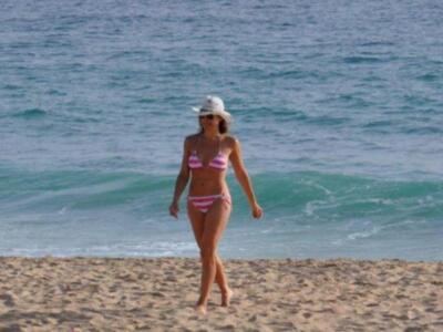 Raquel Revuelta disfruta en bikini de las playas de Cádiz, en plena forma física