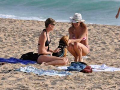 Raquel Revuelta disfruta en bikini de las playas de Cádiz, en plena forma física