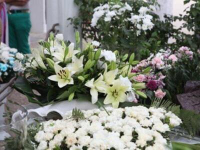 Ofrenda floral en la tumba de Rocío Jurado el día de su 67 cumpleaños