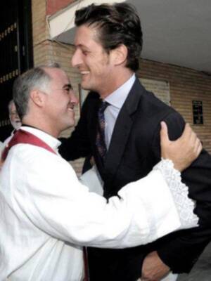 Amaia Salamanca y Rosauro Baro, cada día más cerca de la boda fotografiados junto al cura que casa a los famosos 