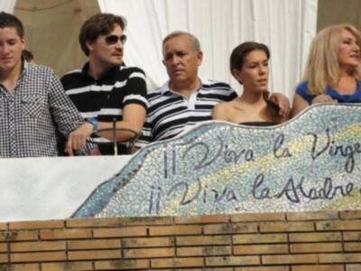 Gloria Mohedano con su familia, los únicos que presenciaron el paso de la virgen de regla en la casa de Rocío Jurado