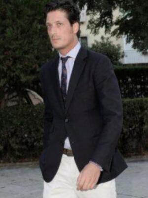 Amaia Salamanca y Rosauro Baro, cada día más cerca de la boda fotografiados junto al cura que casa a los famosos 