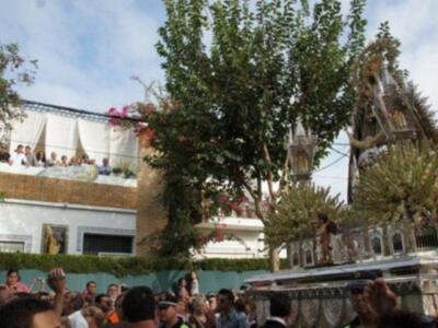 Gloria Mohedano con su familia, los únicos que presenciaron el paso de la virgen de regla  en la casa de Rocío Jurado