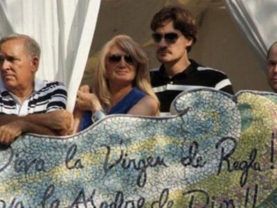 Gloria Mohedano con su familia, los únicos que presenciaron el paso de la virgen de regla  en la casa de Rocío Jurado