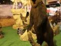 Una escultura de un oso y una leona en una exposición, con una placa informativa a su lado.