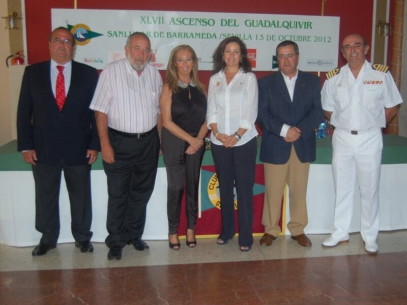 Celebración del XLVII Ascenso del Guadalquivir en Sanlúcar de Barrameda, Sevilla, el 13 de octubre de 2012. Presentación de autoridades y participantes en la ceremonia. Logotipo de la CNI en la imagen.