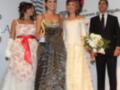 Una celebración formal con tres personas en trajes elegantes, una de ellas sostiene un trofeo con la letra 'S'.
