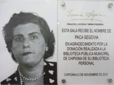 Esta sala recibe el nombre de Paca Segovia en agradecimiento por la donación realizada por la Biblioteca Pública Municipal de Chipiona de su biblioteca personal.