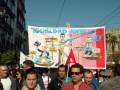Manifestación en la calle con una pancarta que dice "Igualdad ante la ley". La imagen muestra a personas participando en una protesta, con carteles y banderas.
