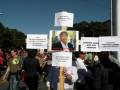 Manifestantes con pancartas exigiendo reforma laboral y justicia para trabajadores.
