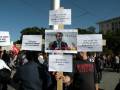 Manifestación con carteles exigiendo reforma laboral y denunciando maltrato a trabajadores en la calle.