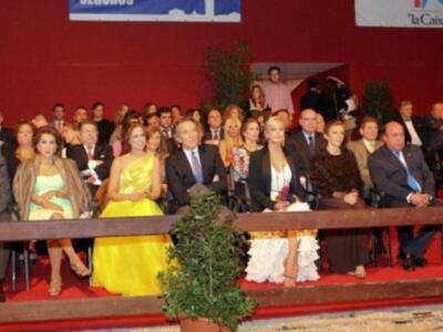 Alfonso Díez ejerce de duque de alba y entrega premio a Bo Derek