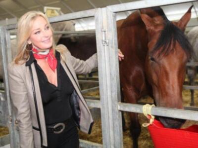 Alfonso Díez ejerce de duque de alba y entrega premio a Bo Derek