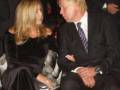 Boris Johnson y su esposa, Marina Wheeler, sentados juntos en un evento formal. Ambos están vestidos con trajes oscuros y Boris lleva una corbata azul. La imagen transmite un ambiente de solemnidad y respeto.