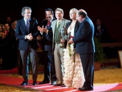 Alfonso Díez ejerce de duque de alba y entrega premio a Bo Derek