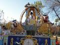 Carroza de cortejo con personajes de Disney, incluyendo a Mickey Mouse y Minnie Mouse.