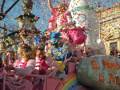 Desfile de Carnaval con carroza temática, confeti y niños disfrutando.