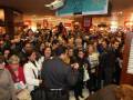 Multitudinaria fila en un centro comercial durante una promoción de moda.