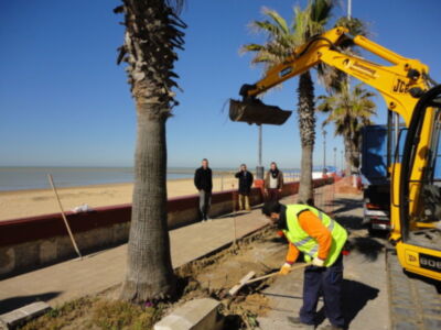 El Alcalde visita las obras del paseo Costa de la Luz(Chipiona) 