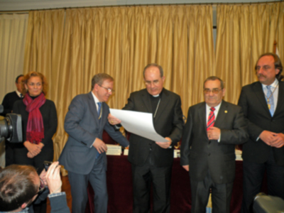 Sevilla.El Ateneo reconoció la labor de Caritas Diocesana con la medalla de Oro de su instituición.